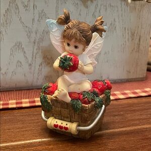 My Little Kitchen Fairies "Little Berry Fairie" Figurine Enesco 2001 Fairy Girl